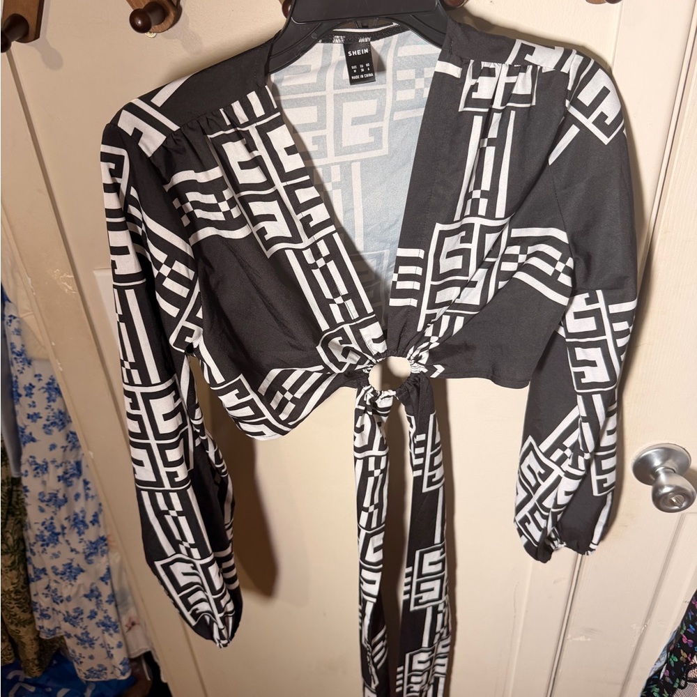 SHEIN Black & White Geometric Tie-Front Crop Top